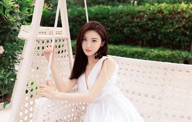 景甜清新白裙户外优雅甜美写真图片