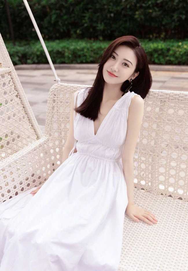 景甜清新白裙户外优雅甜美写真图片