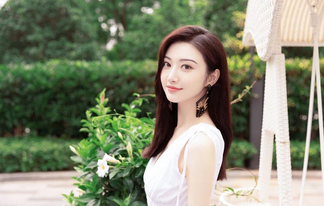 景甜清新白裙户外优雅甜美写真图片