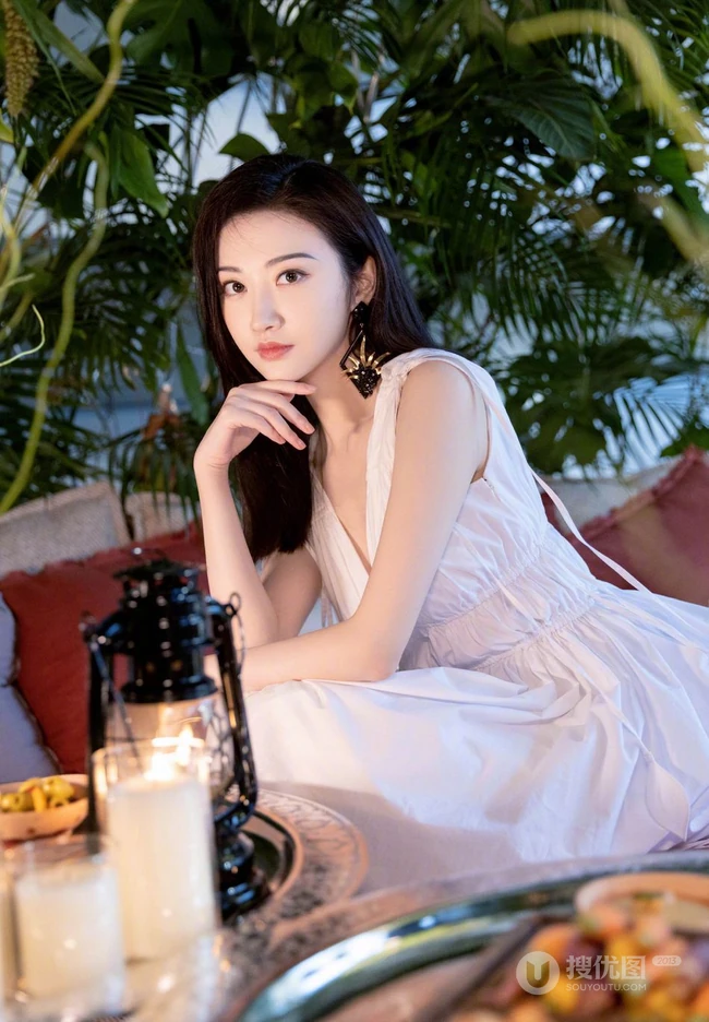 景甜清新白裙户外优雅甜美写真图片