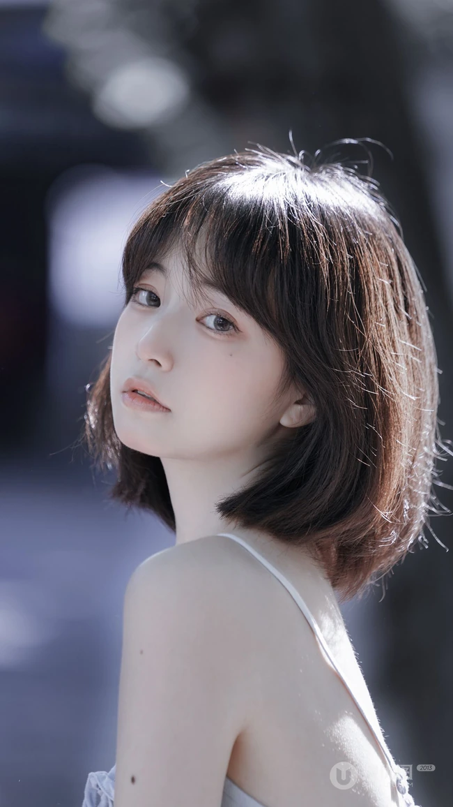 就喜欢短发女孩，高颜值粉嫩美女短发小姐姐超美户外街拍手机壁纸图片