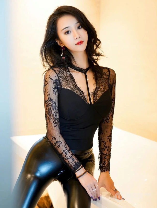 气质女生轻熟蓝夏Akasha黑色蕾丝衣皮裤穿搭显凹凸有致身材写真套图