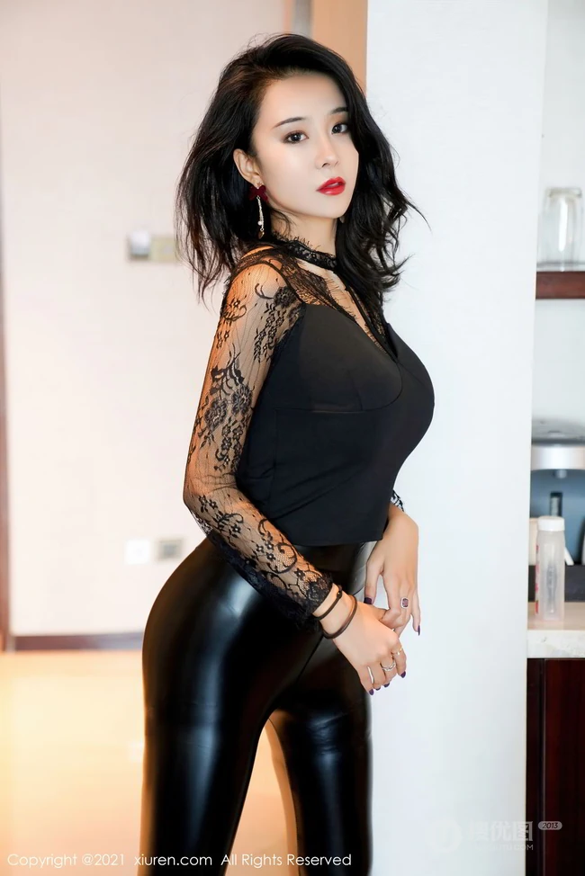 气质女生轻熟蓝夏Akasha黑色蕾丝衣皮裤穿搭显凹凸有致身材写真套图