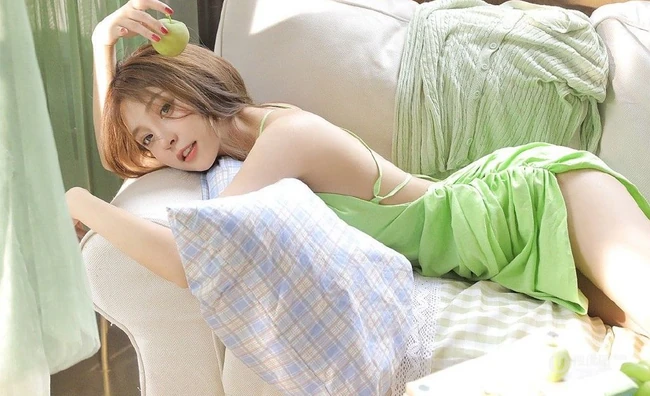 薄荷绿的夏天，格外美，高颜值美背女生小姐姐超好看室内气质写真图片