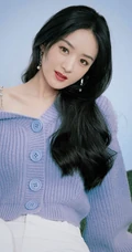 赵丽颖针织衫短裤休闲装小露香肩室内网球场写真美照