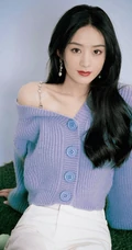 赵丽颖针织衫短裤休闲装小露香肩室内网球场写真美照