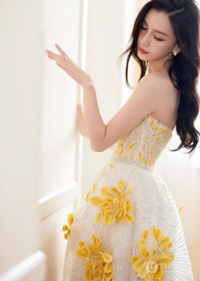 angelababy气质优雅繁花纱裙邂逅绚丽盛夏写真图片