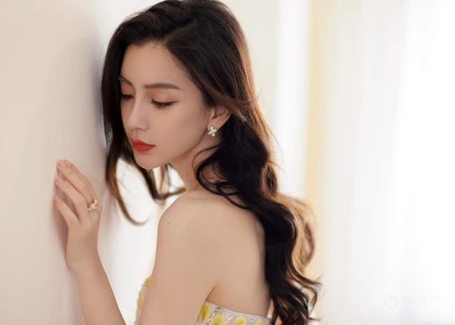 angelababy气质优雅繁花纱裙邂逅绚丽盛夏写真图片