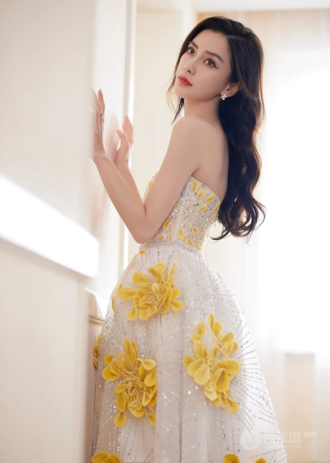 angelababy气质优雅繁花纱裙邂逅绚丽盛夏写真图片