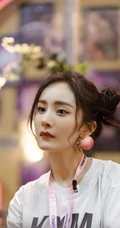 杨幂个性双丸子头造型搭配白色卫衣套装眼神专注写真图片