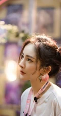 杨幂个性双丸子头造型搭配白色卫衣套装眼神专注写真图片