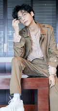 罗云熙个性卷发发型搭配夹克套装，化身矜贵少年帅气写真照片