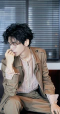 罗云熙个性卷发发型搭配夹克套装，化身矜贵少年帅气写真照片