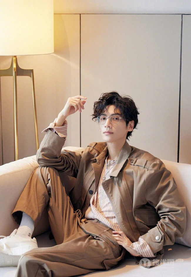罗云熙个性卷发发型搭配夹克套装，化身矜贵少年帅气写真照片