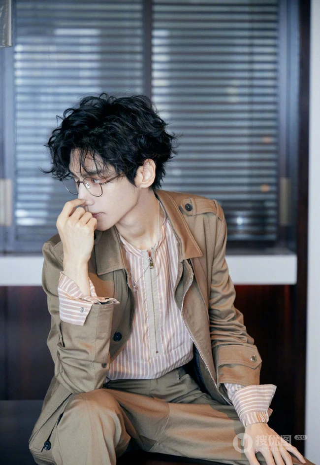 罗云熙个性卷发发型搭配夹克套装，化身矜贵少年帅气写真照片