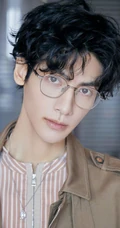 罗云熙个性卷发发型搭配夹克套装，化身矜贵少年帅气写真照片