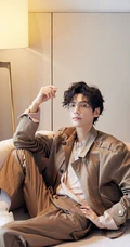 罗云熙个性卷发发型搭配夹克套装，化身矜贵少年帅气写真照片
