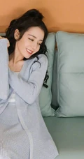迪丽热巴慵懒动人银丝纱裙穿搭居家沙发休闲写真图片