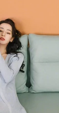 迪丽热巴慵懒动人银丝纱裙穿搭居家沙发休闲写真图片