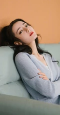 迪丽热巴慵懒动人银丝纱裙穿搭居家沙发休闲写真图片