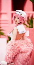 陆婷玉俏皮气质粉装夏日COS写真，大秀美背，线条感 动人身材