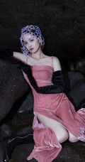陆婷玉俏皮气质粉装夏日COS写真，大秀美背，线条感 动人身材