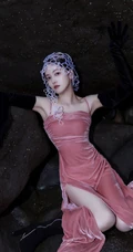 陆婷玉俏皮气质粉装夏日COS写真，大秀美背，线条感 动人身材