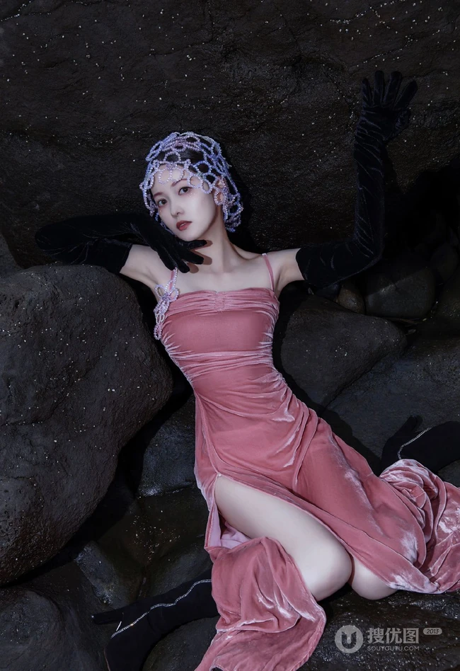 陆婷玉俏皮气质粉装夏日COS写真，大秀美背，线条感 动人身材