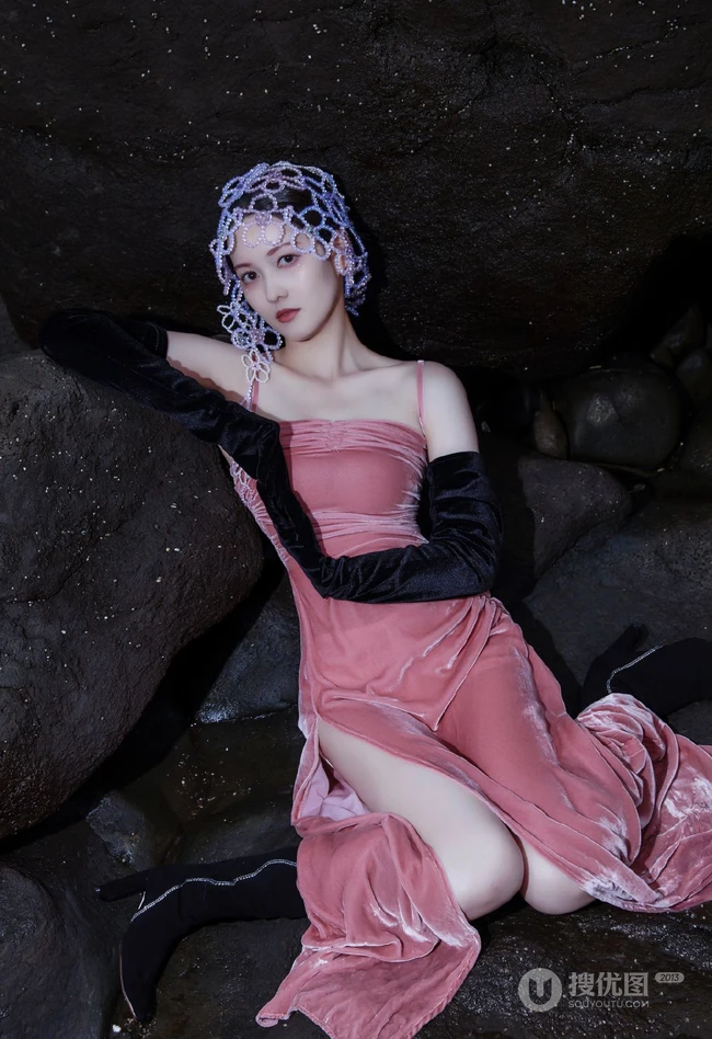 陆婷玉俏皮气质粉装夏日COS写真，大秀美背，线条感 动人身材