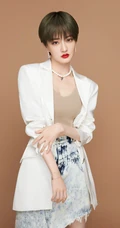 女星徐璐清爽利落短发，以及优雅长发写真，展现不同魅力手机壁纸图片