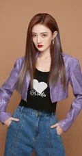 女星徐璐清爽利落短发，以及优雅长发写真，展现不同魅力手机壁纸图片