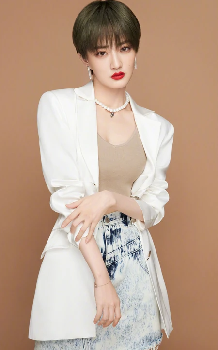 女星徐璐清爽利落短发，以及优雅长发写真，展现不同魅力手机壁纸图片
