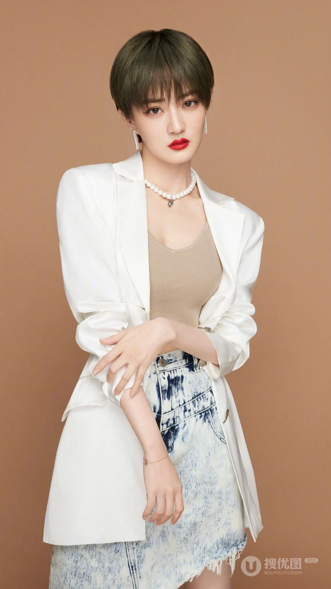 女星徐璐清爽利落短发，以及优雅长发写真，展现不同魅力手机壁纸图片