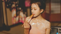 满身是汗的夏日紧身衣美少女怀抱大西瓜居家温馨复古高清壁纸图片