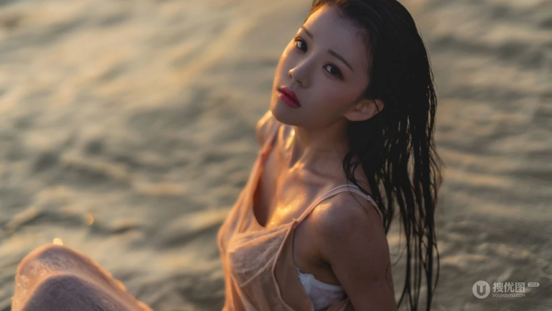满身是汗的夏日紧身衣美少女怀抱大西瓜居家温馨复古高清壁纸图片