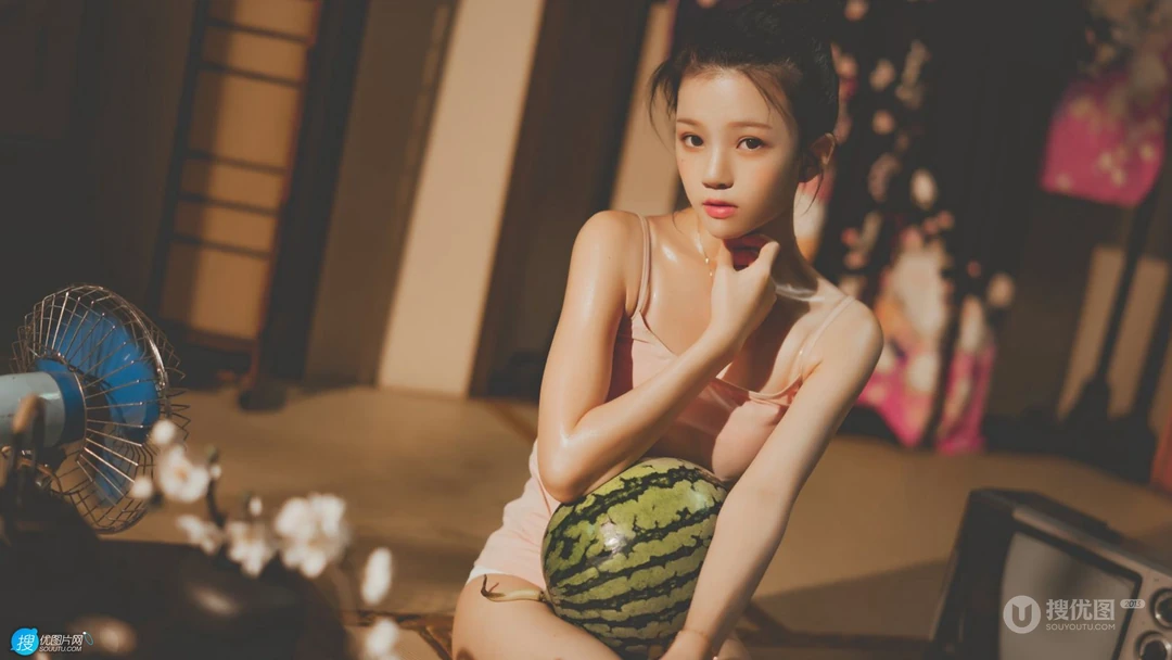 满身是汗的夏日紧身衣美少女怀抱大西瓜居家温馨复古高清壁纸图片