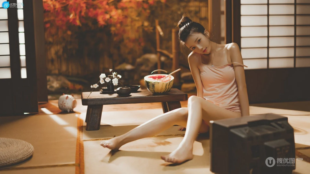 满身是汗的夏日紧身衣美少女怀抱大西瓜居家温馨复古高清壁纸图片