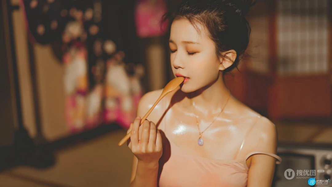 满身是汗的夏日紧身衣美少女怀抱大西瓜居家温馨复古高清壁纸图片