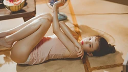 满身是汗的夏日紧身衣美少女怀抱大西瓜居家温馨复古高清壁纸图片