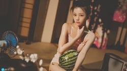 满身是汗的夏日紧身衣美少女怀抱大西瓜居家温馨复古高清壁纸图片