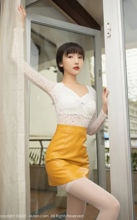 女友视觉下的浅粉女生陆萱萱白色蕾丝衣搭配橙色短裙袜装室内艺术照