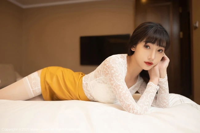 女友视觉下的浅粉女生陆萱萱白色蕾丝衣搭配橙色短裙袜装室内艺术照