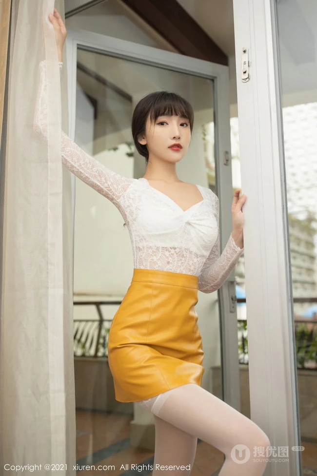 女友视觉下的浅粉女生陆萱萱白色蕾丝衣搭配橙色短裙袜装室内艺术照