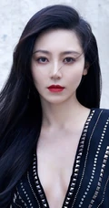 黄梦莹气质简约超V领黑裙街拍显白皙肌肤高冷写真图片