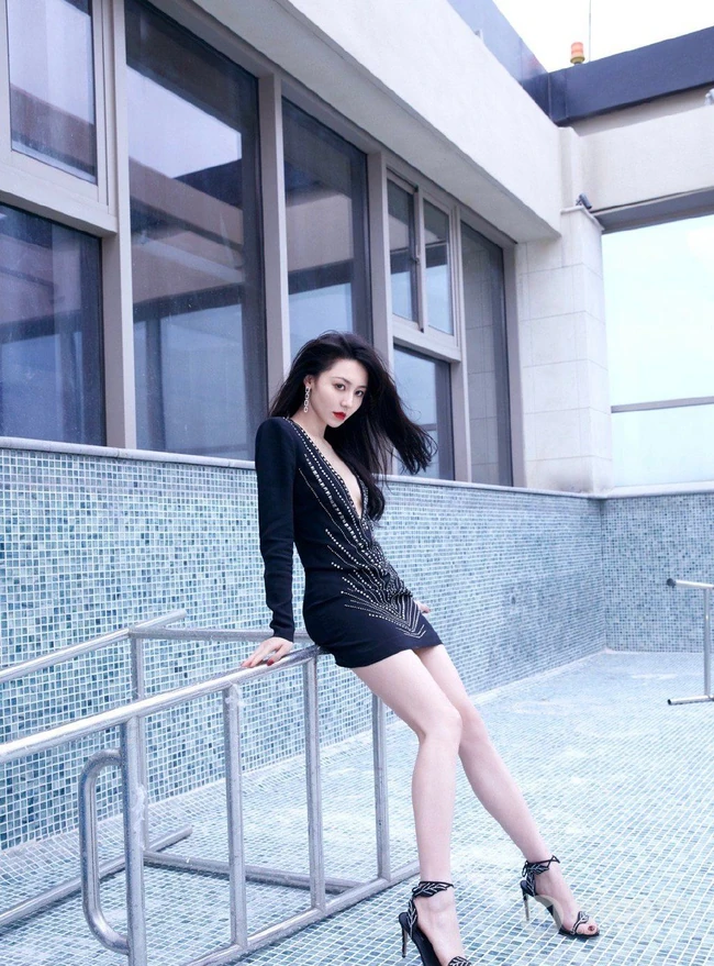 黄梦莹气质简约超V领黑裙街拍显白皙肌肤高冷写真图片