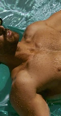 巴西男模Clint Mauro夏日泳池写真显匀称身形腹肌图片