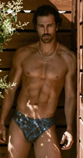 巴西男模Clint Mauro夏日泳池写真显匀称身形腹肌图片