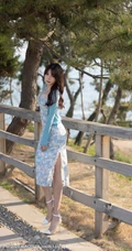 手捧郁金香的气质女生轻熟芝芝Booty紧身紫衣短裙袜装穿搭写真套图