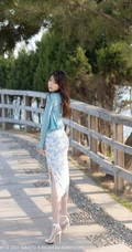 手捧郁金香的气质女生轻熟芝芝Booty紧身紫衣短裙袜装穿搭写真套图