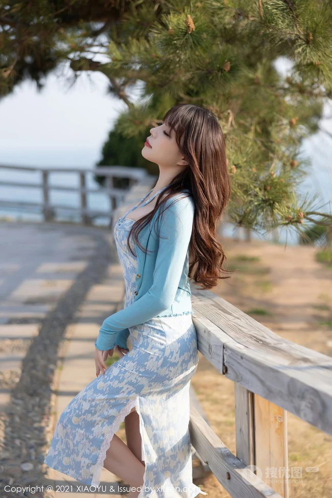 手捧郁金香的气质女生轻熟芝芝Booty紧身紫衣短裙袜装穿搭写真套图